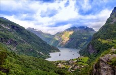 挪威山河流森林