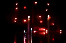 背景墻点燃的爱心蜡烛